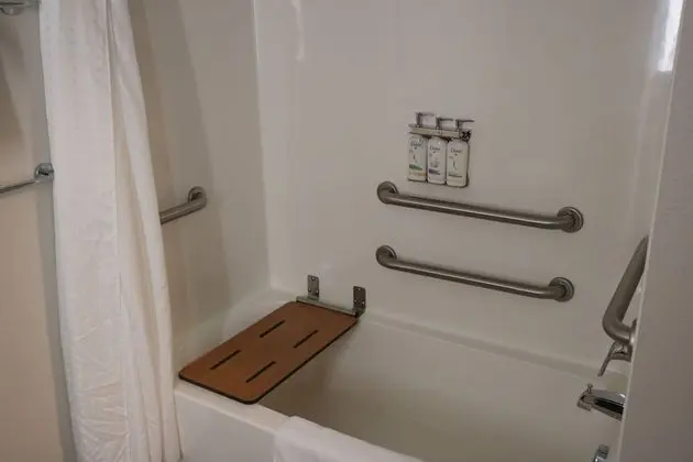 Standard Oda, 1 En Büyük (King) Boy Yatak, Engellilere Uygun (Mobility, Access Tub)