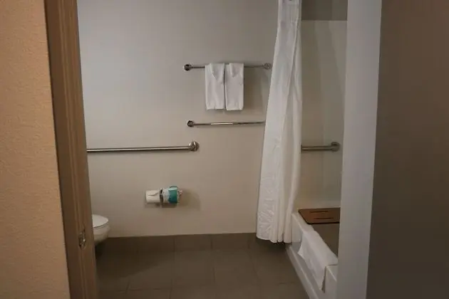 Standard Oda, 1 En Büyük (King) Boy Yatak, Engellilere Uygun (Mobility, Access Tub)