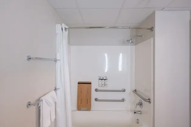 Standard Oda, 1 En Büyük (King) Boy Yatak, Engellilere Uygun (Mobility, Access Tub)