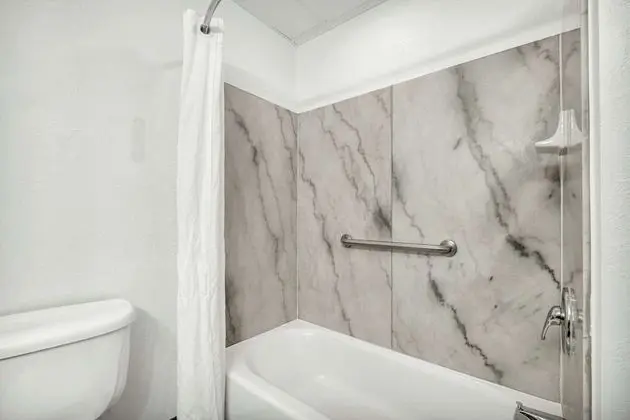 Oda, 1 En Büyük (King) Boy Yatak, Engellilere Uygun, Sigara İçilmez (Roll-in Shower)