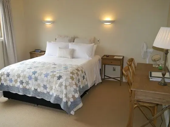 Tek Büyük Yataklı Oda, Göl Manzaralı (Karangahape Room)