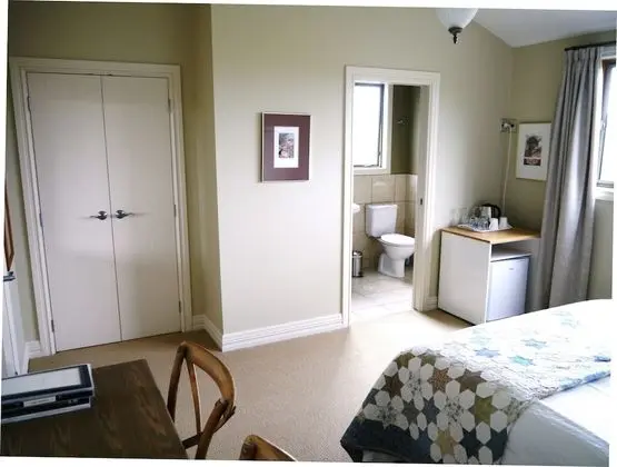 Tek Büyük Yataklı Oda, Göl Manzaralı (Karangahape Room)