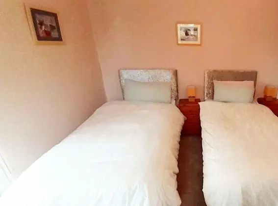 İki Ayrı Yataklı Oda, Ortak Banyo
