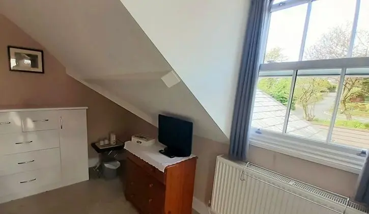 İki Ayrı Yataklı Oda, Ortak Banyo