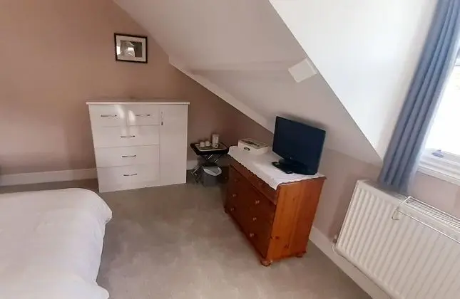 İki Ayrı Yataklı Oda, Ortak Banyo
