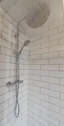 İki Ayrı Yataklı Oda, Ortak Banyo