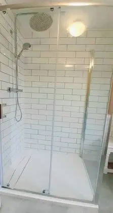 İki Ayrı Yataklı Oda, Ortak Banyo