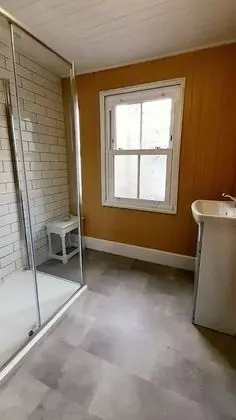 İki Ayrı Yataklı Oda, Ortak Banyo