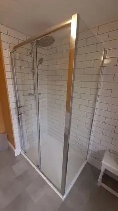 İki Ayrı Yataklı Oda, Ortak Banyo