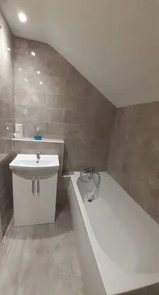 İki Ayrı Yataklı Oda, Ortak Banyo