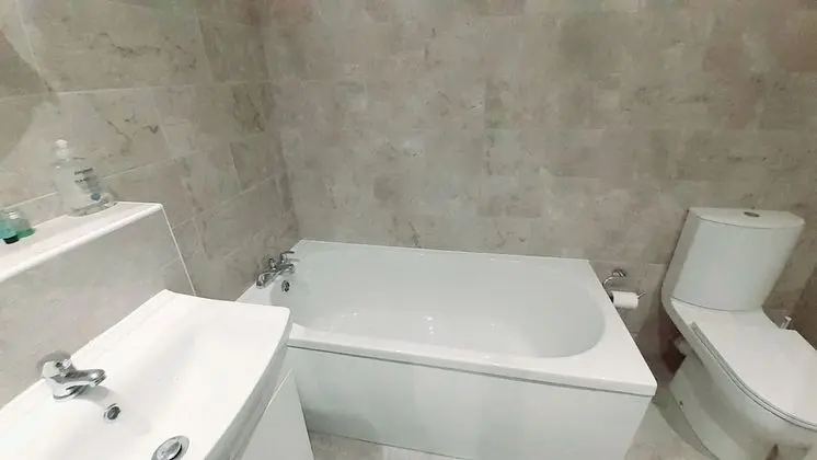 İki Ayrı Yataklı Oda, Ortak Banyo