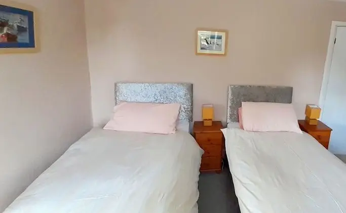 İki Ayrı Yataklı Oda, Ortak Banyo