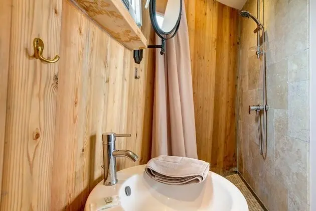 Tek Büyük Yataklı Oda (Metal Glam )