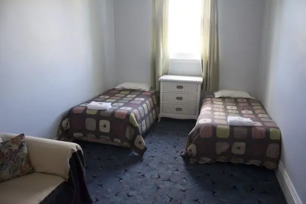 İki Ayrı Yataklı Oda, Ortak Banyo
