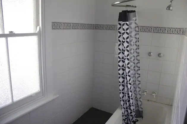 İki Ayrı Yataklı Oda, Ortak Banyo