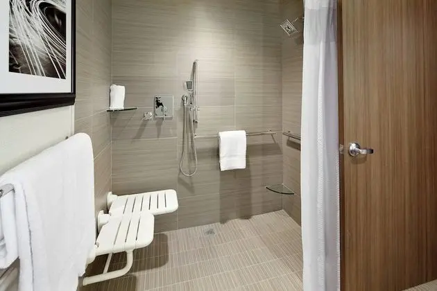 Oda, 2 Büyük (Queen) Boy Yatak (Mobility Accessible, Roll-In Shower)
