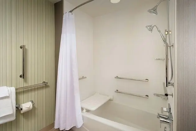 Oda, 1 En Büyük (King) Boy Yatak ve Çekyat (Mobility/Hearing Accessible, Tub)