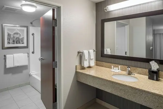 Süit, 1 Yatak Odası (Mobility Accessible, Tub)