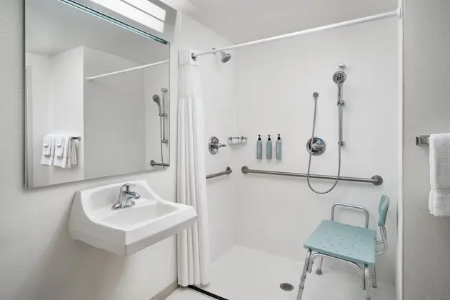 Oda, 1 En Büyük (King) Boy Yatak ve Çekyat (Mobility/Hearing Access, Roll-In Shwr)