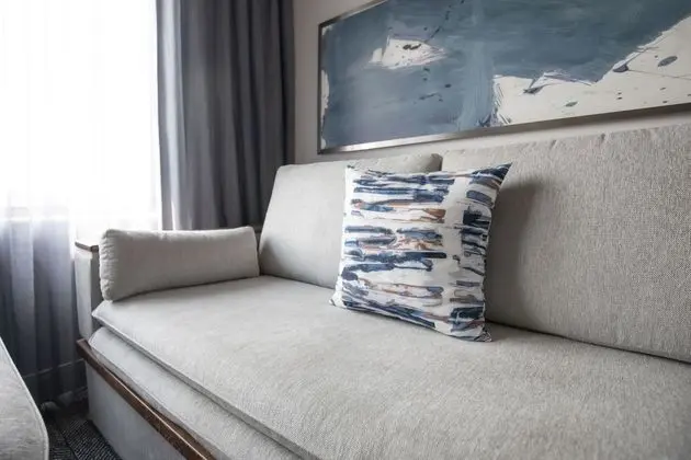 Oda, 1 En Büyük (King) Boy Yatak ve Çekyat (Mobility Accessible, Roll-In Shower)