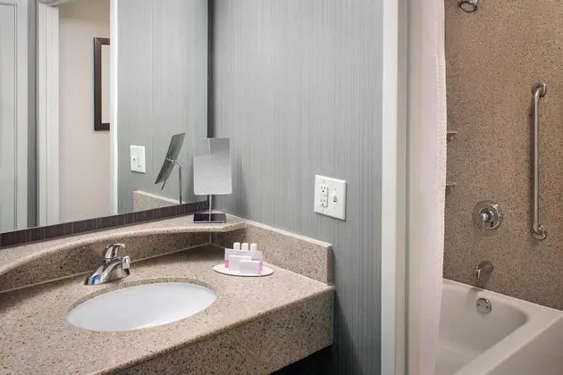 Oda, 2 Büyük (Queen) Boy Yatak, Avlu Manzaralı (Mobility/Hearing Accessible, Tub)