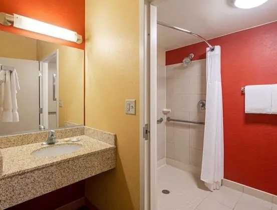 Oda, 1 En Büyük (King) Boy Yatak ve Çekyat, Engellilere Uygun (Mobility/Hearing Roll in Shower)