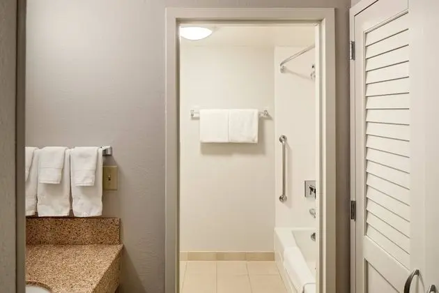 Oda, 1 En Büyük (King) Boy Yatak ve Çekyat (Mobility/Hearing Accessible, Tub)