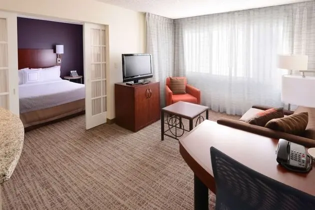 Süit, 1 Büyük (Queen) Boy Yatak ve Çekyat, Engellilere Uygun (Hearing One Bedroom)