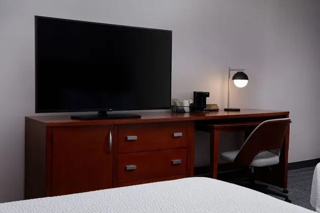 Oda, 1 En Büyük (King) Boy Yatak ve Çekyat (Hearing Accessible)