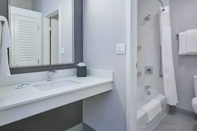 Süit, 1 Yatak Odası, Avlu Manzaralı (Mobility/Hearing Accessible, Tub)