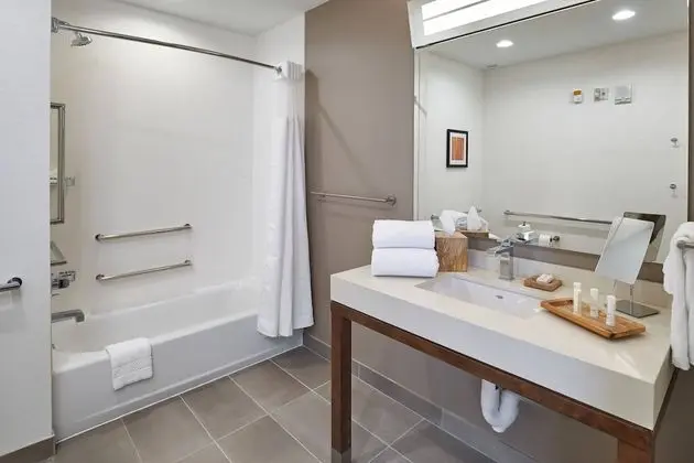 Oda, 2 Büyük (Queen) Boy Yatak (Mobility Accessible, Tub)
