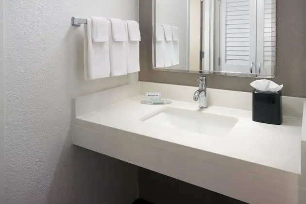 Oda, 1 En Büyük (King) Boy Yatak ve Çekyat (Mobility/Hearing Accessible, Tub)