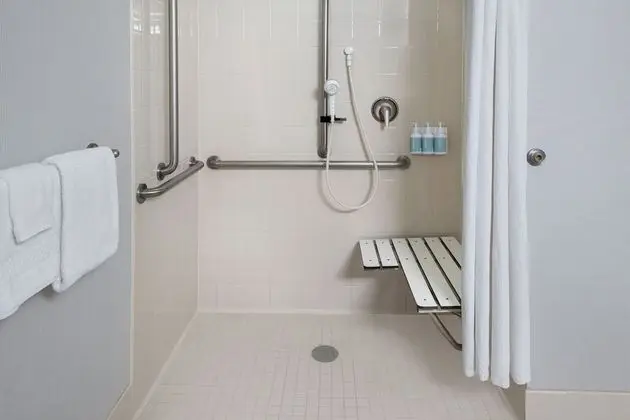 Oda, 1 En Büyük (King) Boy Yatak ve Çekyat (Hearing Accessible)