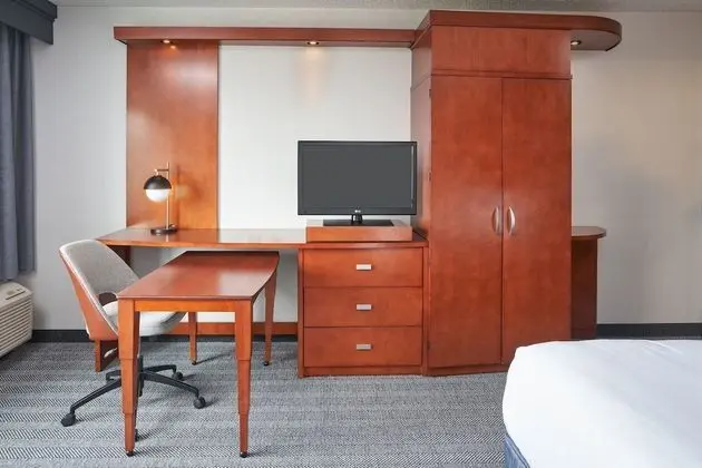 Oda, 1 En Büyük (King) Boy Yatak ve Çekyat (Hearing Accessible)