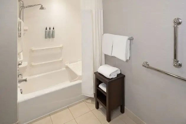 Oda, 1 En Büyük (King) Boy Yatak ve Çekyat (Mobility/Hearing Accessible, Tub)