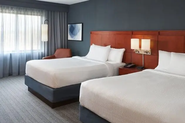 Oda, 2 Büyük (Queen) Boy Yatak