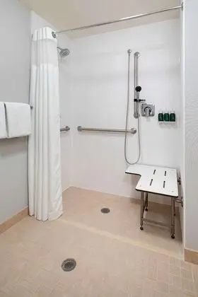 Oda, 2 Büyük (Queen) Boy Yatak, Engellilere Uygun (Mobility/Hearing Roll in Shower)