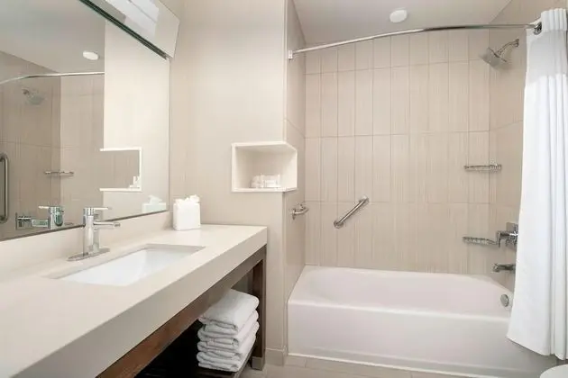 Oda, 1 En Büyük (King) Boy Yatak ve Çekyat (Mobility/Hearing Accessible, Tub)