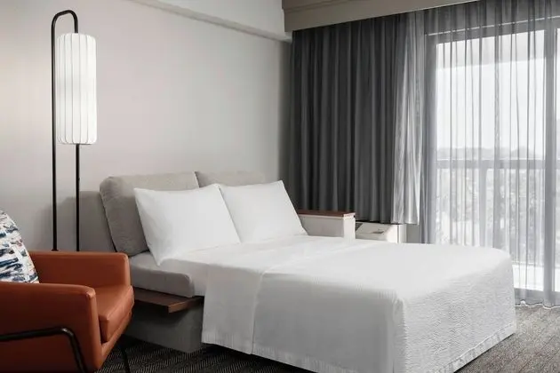 Oda, 1 En Büyük (King) Boy Yatak ve Çekyat, Balkon, Manzaralı (Balcony)