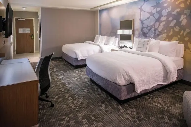 Oda, 2 Büyük (Queen) Boy Yatak