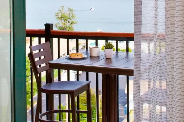 Oda, 1 En Büyük (King) Boy Yatak ve Çekyat, Balkon, Göl Manzaralı (Balcony)