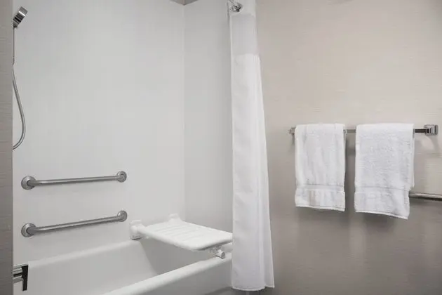 Oda, 1 En Büyük (King) Boy Yatak ve Çekyat (Mobility/Hearing Accessible, Tub)