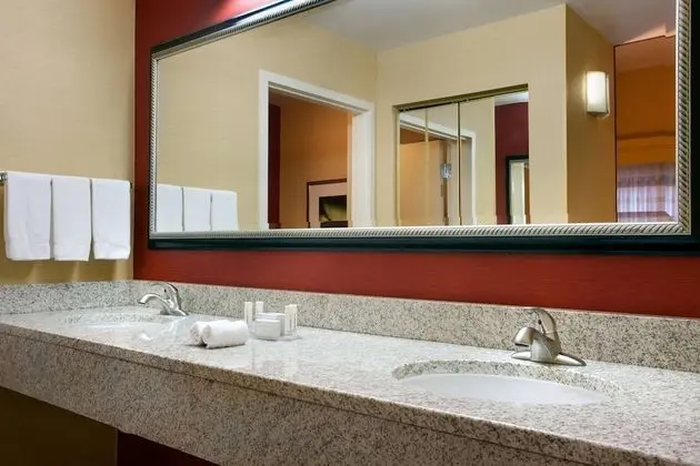 Süit, 1 En Büyük (King) Boy Yatak ve Çekyat, Engellilere Uygun (Hearing One Bedroom)