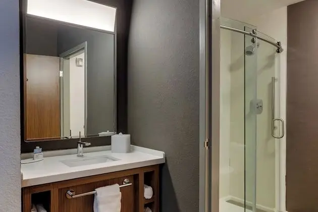Oda, 2 Büyük (Queen) Boy Yatak, Avlu Manzaralı (Mobility Accessible, Tub)