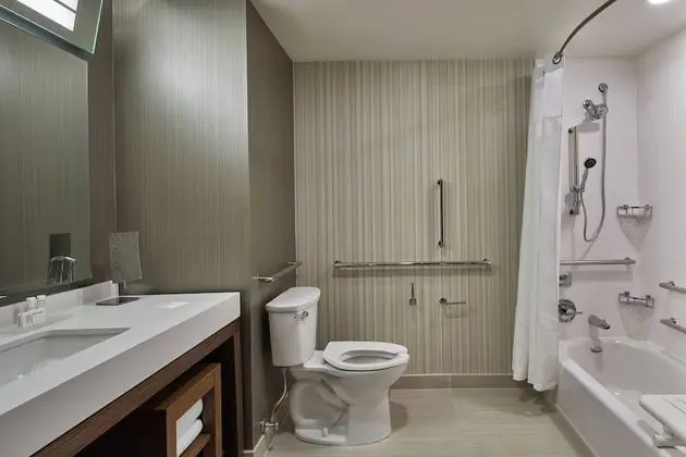 Oda, 2 Büyük (Queen) Boy Yatak (Mobility Accessible, Tub)