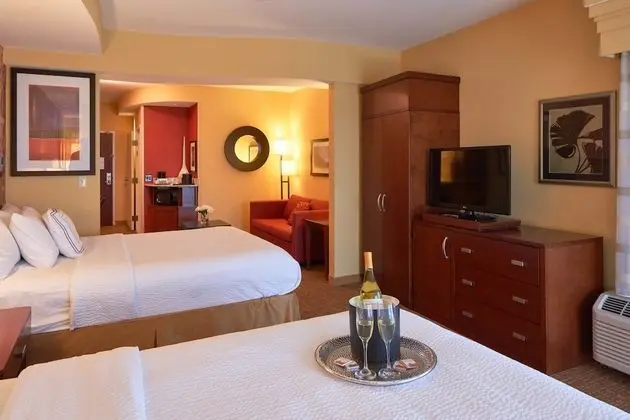 Oda, 2 Büyük (Queen) Boy Yatak