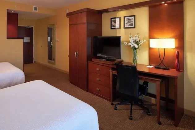 Oda, 2 Büyük (Queen) Boy Yatak