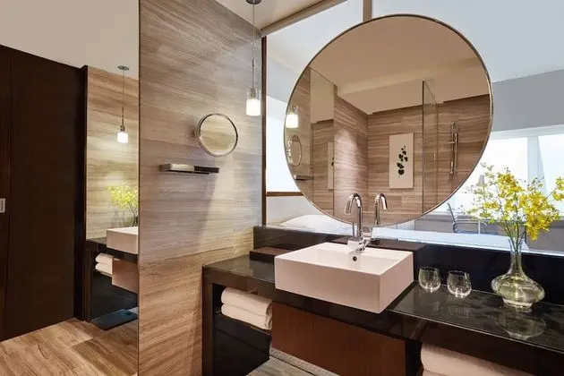 Executive King Room with City View and Club Lounge Access