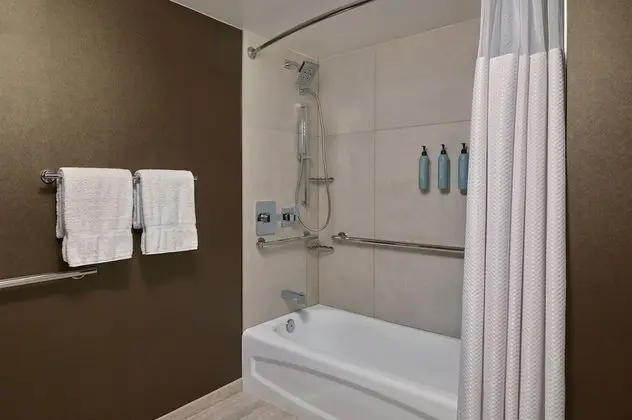 Oda, 2 Büyük (Queen) Boy Yatak (Mobility Accessible, Tub)