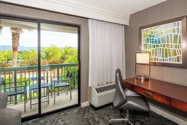 Oda, 1 En Büyük (King) Boy Yatak ve Çekyat, Balkon, Avlu Manzaralı (Balcony)
